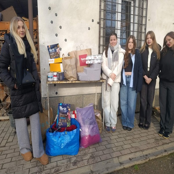 Przekazanie darów z Mikołajkowej zbiórki na rzecz Tarnobrzeskiego Stowarzyszenia „Chrońmy Zwierzęta” – Schronisko u Machowiaków